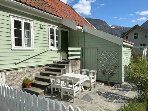 Cozy cottage with garden from 1893