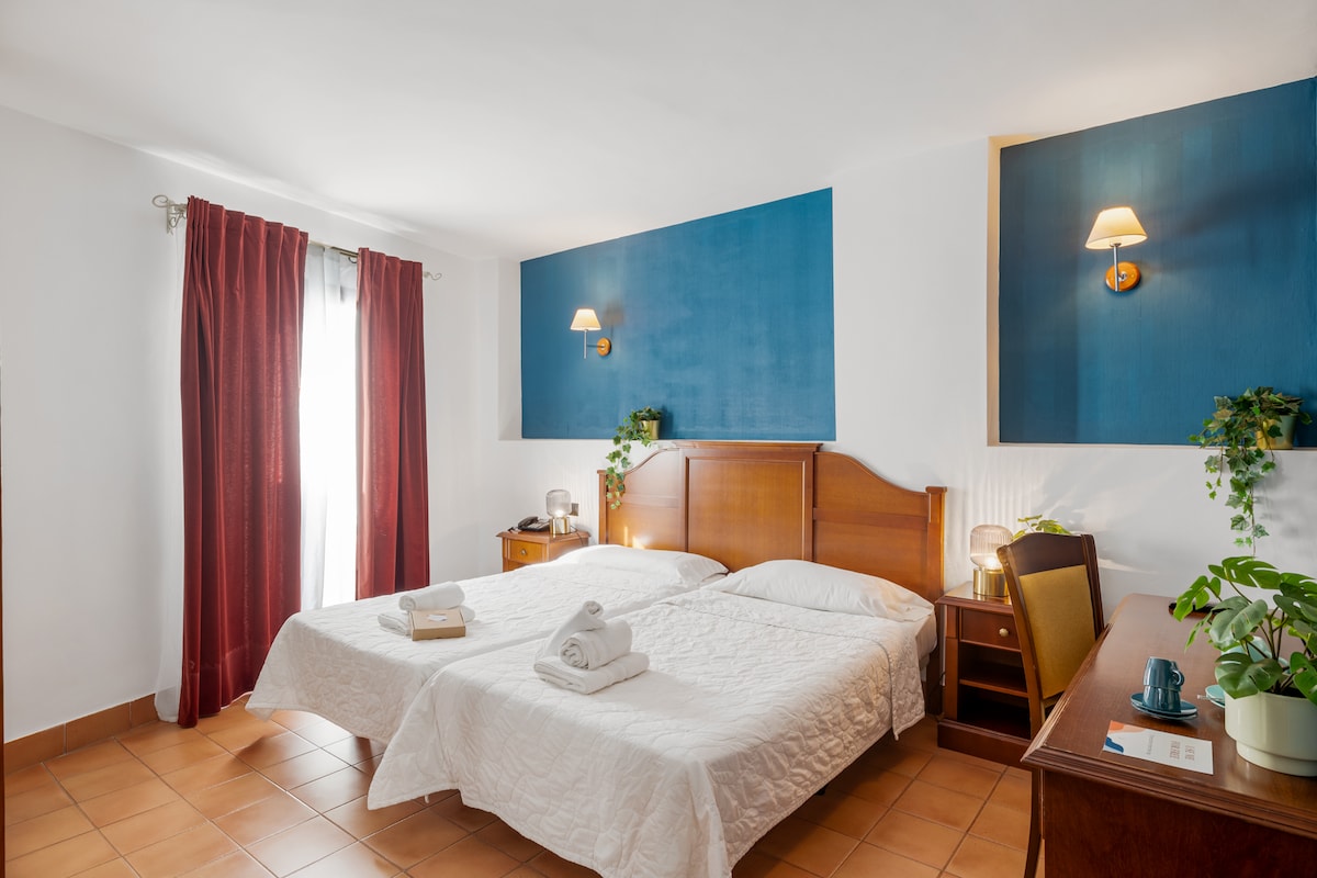 جميع الغرف جديدة وواسعة مع ميزات خاصة. الأسرّة بعرض متر واحد ومنفصلة. تحتوي كل غرفة على مكتب وبار صغير وخزانة ملابس. اعتمادًا على الموقع، يمكنك أيضًا الوصول إلى الخارج.