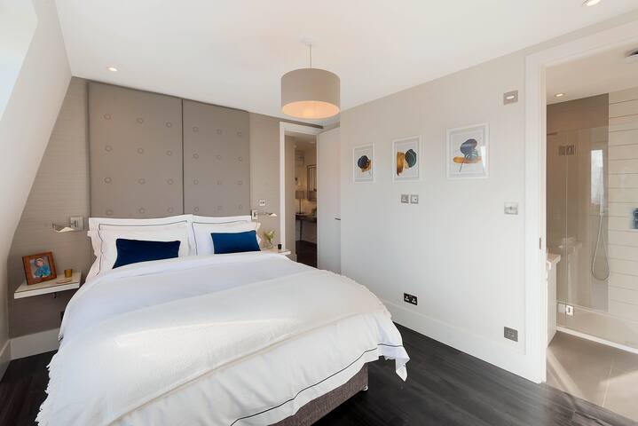 Amazing South Kensington Apartment 2 Bedrooms gallery image 2