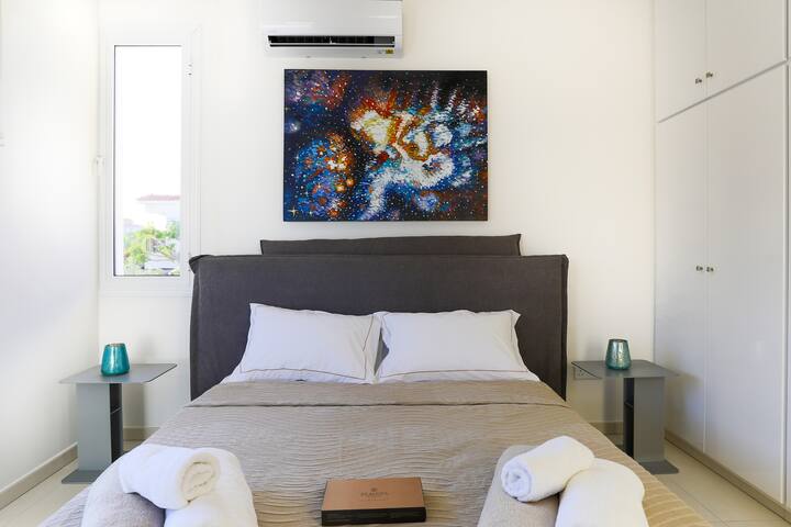 Este dormitorio tiene una cama doble