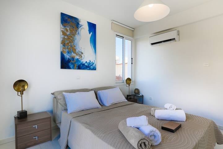 Este dormitorio tiene una cama doble