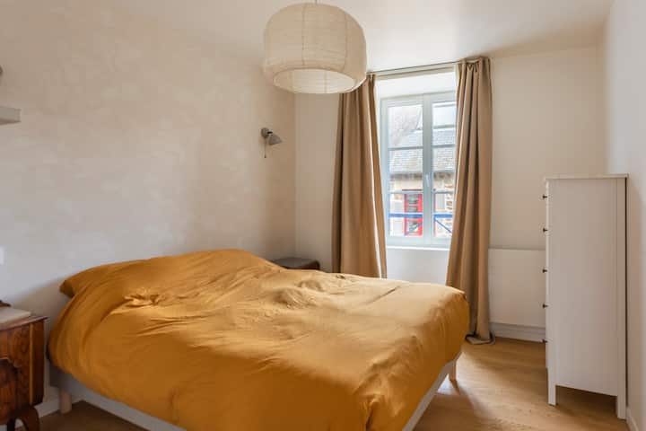 Dormitorio 1 en el primer piso con espacios de almacenamiento y mesitas de noche