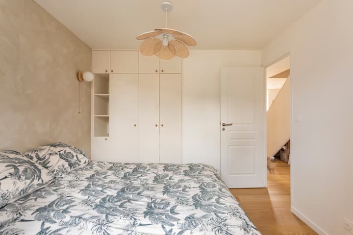 Dormitorio 2 en el piso 1 con espacios de almacenamiento y mesita de noche