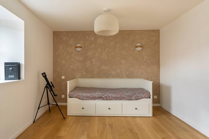 Sala de estar /zona de juegos en la 1ª planta con cómodo sofá cama doble.