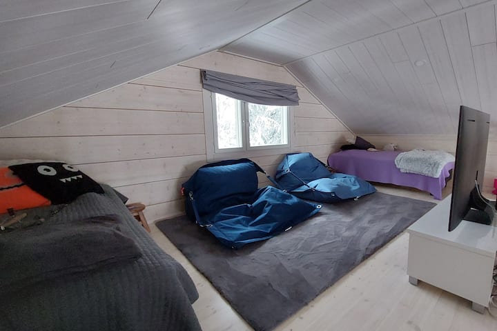 Uprostred podkrovia je výška izby 2 m. Pohodlné 90 cm postele po stranách. 