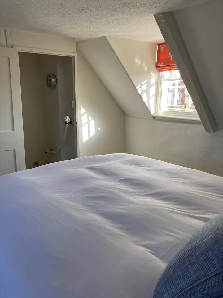 Მეორე საძინებელი დიდი ზომის ორადგილიანი საწოლით