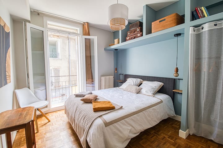 Habitación 3 con armario y armarios.
Los juegos de mesa se encuentran en los estantes