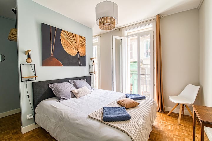 Dormitorio 2 con espacio armario y estantes al fondo a la izquierda, espacio de oficina al fondo a la derecha