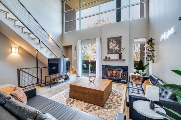 The Oleander – Luxury Townhouse steps to Magnolia!