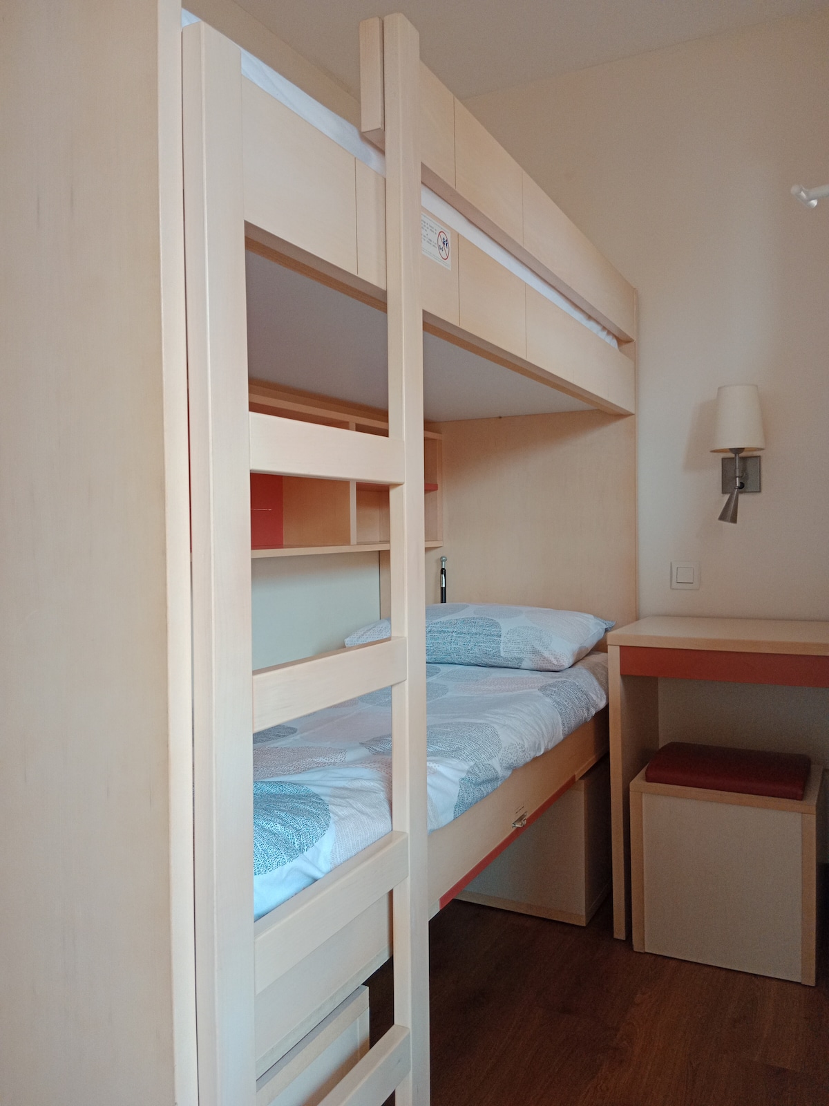 Chumba cha mbao chenye vitanda viwili vya ghorofa (90x190cm).