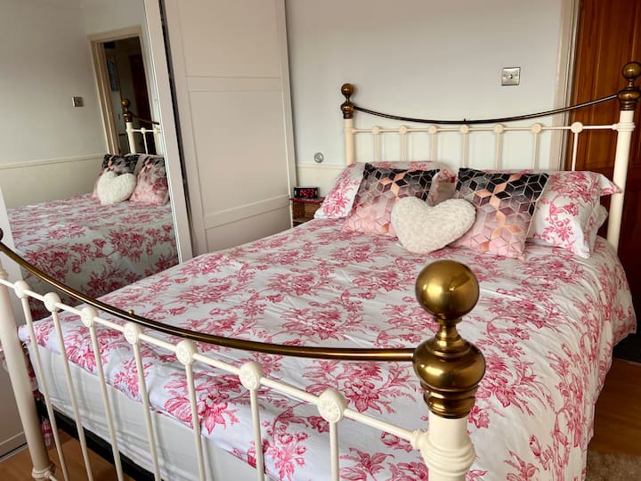 Საძინებელი დიდი საწოლით /უჯრის გულმკერდით/ საკიდებით 