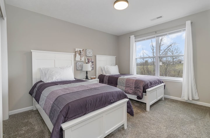 Chumba cha kulala pacha kina vitanda viwili, mito na mashuka ya ziada, pamoja na sehemu ya kuhifadhia.
