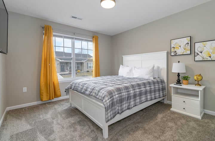 Chumba hiki cha kulala chenye ukubwa wa malkia kina godoro la kustarehesha, runinga bapa ya skrini na sehemu ya kuhifadhia vitu.
