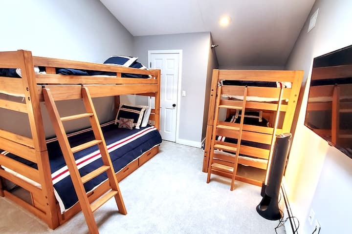 El dormitorio grande de arriba tiene 2 juegos de literas.