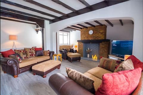 Top performing Airbnb: A Bright and Spacious Gem-Newly renovated house in Wraysbury