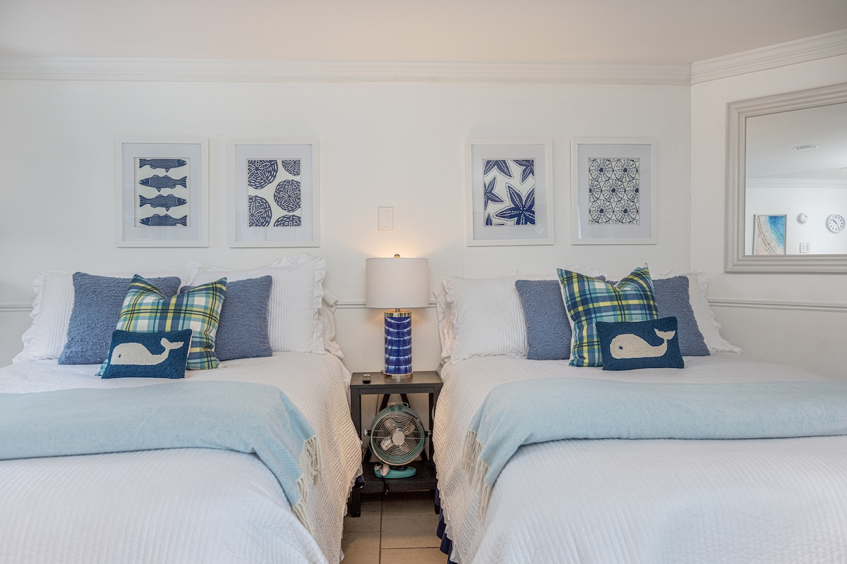 两张双人床可供四人舒适入住。  
