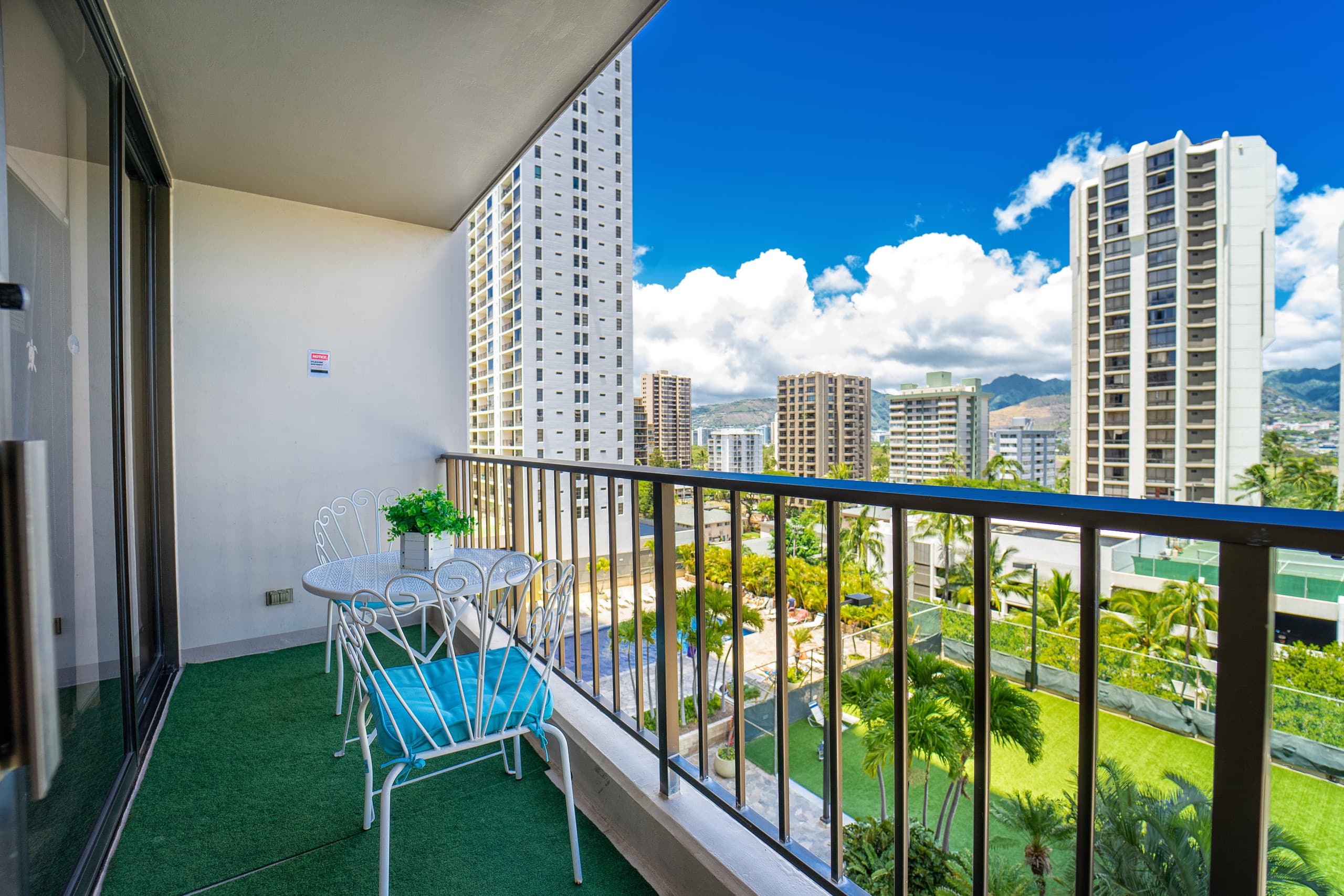 Condo in Honolulu · ★4.83 · 1 bedroom · 3 beds · 1 private bath - Image 14