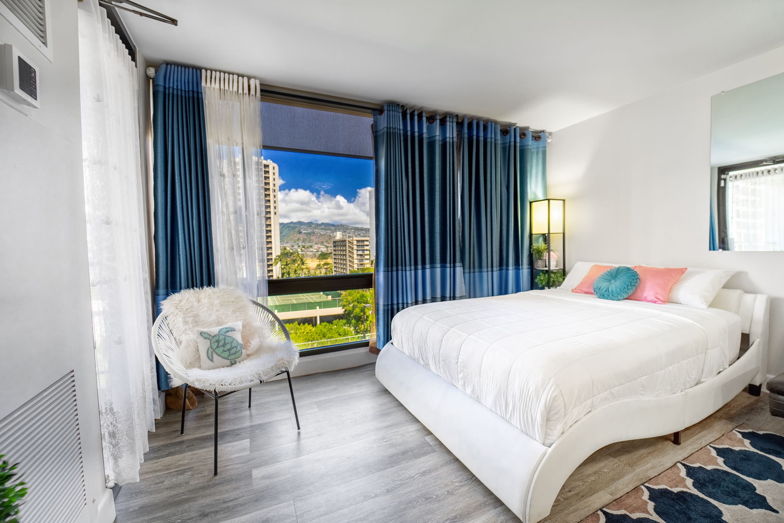 Condo in Honolulu · ★4.83 · 1 bedroom · 3 beds · 1 private bath - Image 5