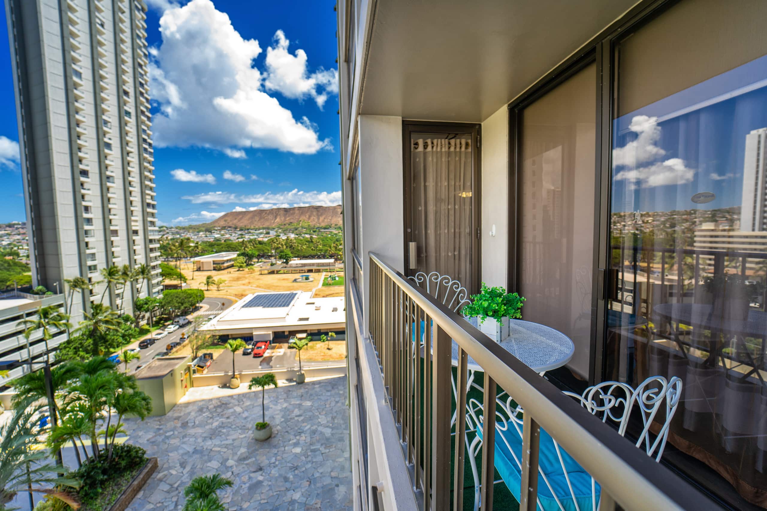 Condo in Honolulu · ★4.83 · 1 bedroom · 3 beds · 1 private bath - Image 12
