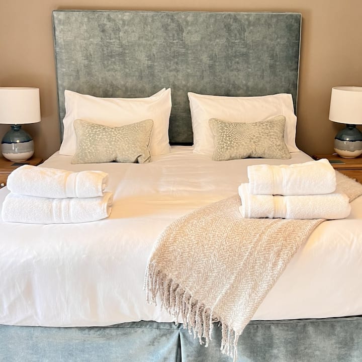 אחת משתי המיטות הגדולות בגודל קינג כדי להירגע ולהירגע