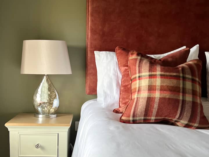 סלון יוקרתי. מיטת קינג סייז גדולה ונעימה