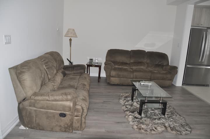 2090 Sq Ft 3 Bed Room Townhome - Ajax
