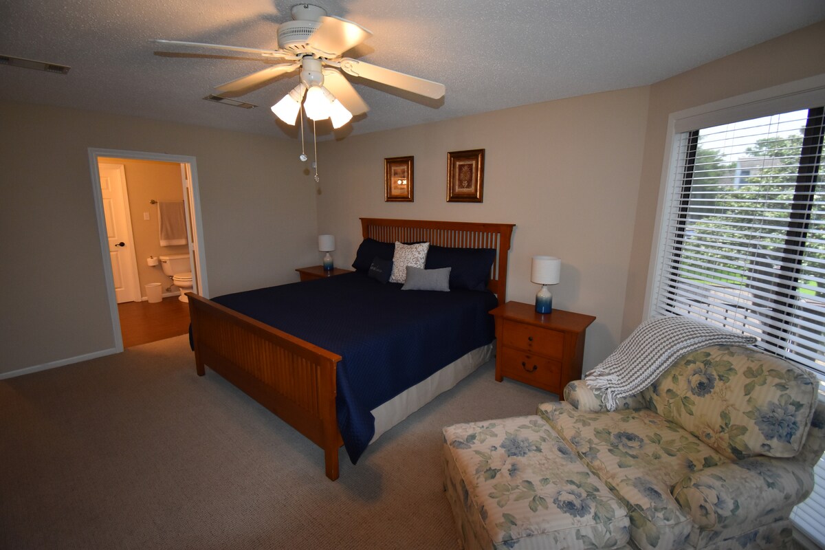 Leta kitabu na ukae vizuri kwenye kiti cha pembeni kabla ya kwenda kulala.