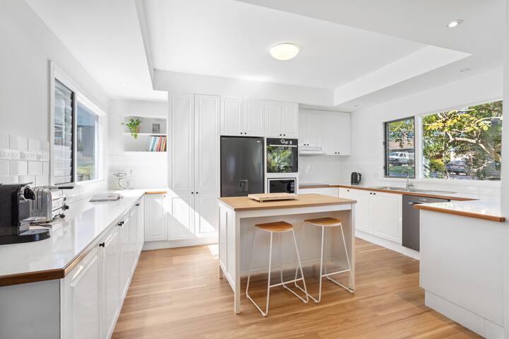 Pelican – Lake Views – Pet Friendly gallery image 2