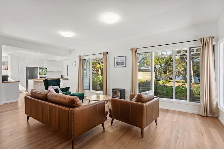 Pelican – Lake Views – Pet Friendly