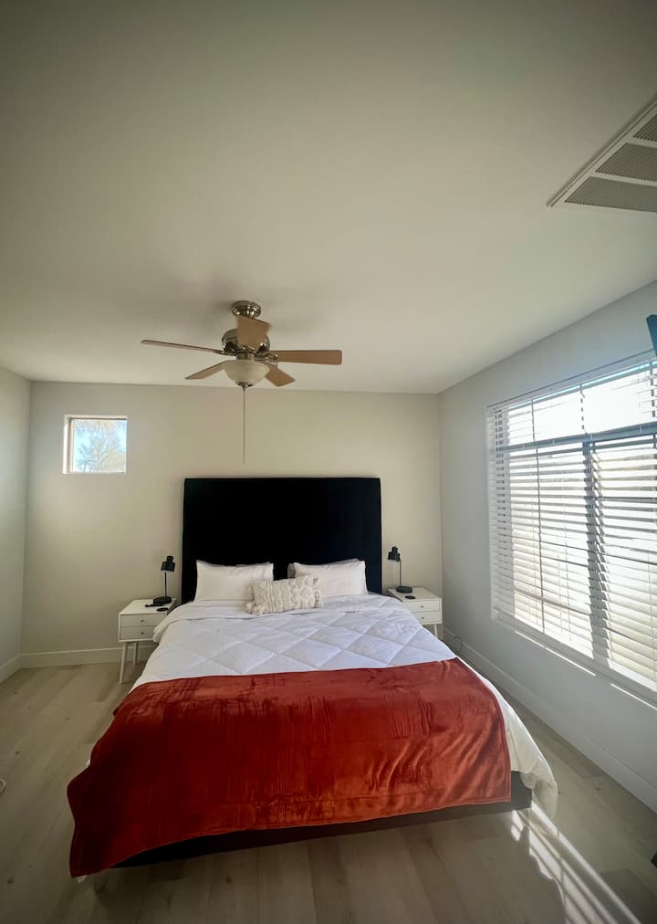 ห้องนอนคิงไซส์ใหญ่ที่นอนแคสเปอร์ใหม่ 