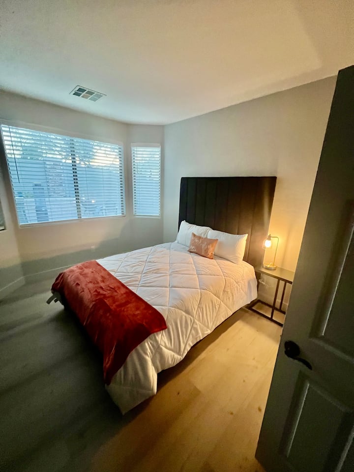 ห้องนอนควีนไซส์สำหรับผู้เข้าพักพร้อมวิวสวนหลังบ้าน