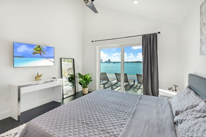 面向水的主臥室