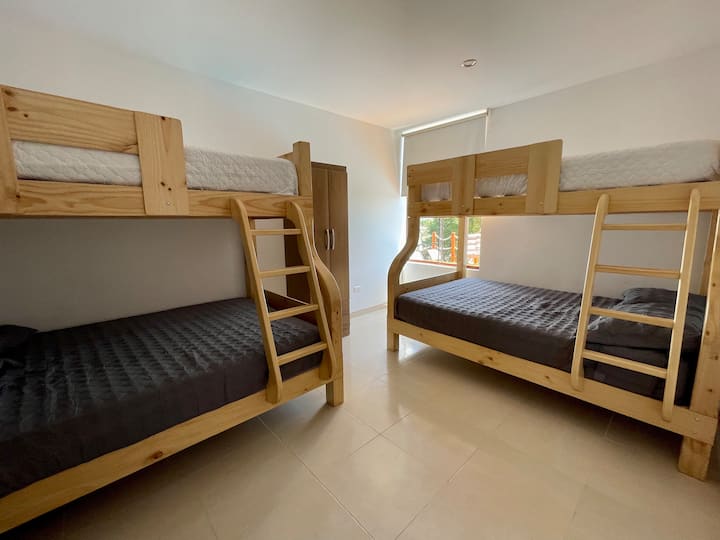 Habitación #6 - Primer piso - Dos camarotes que incluye: Dos camas de dos plazas y dos camas individuales.