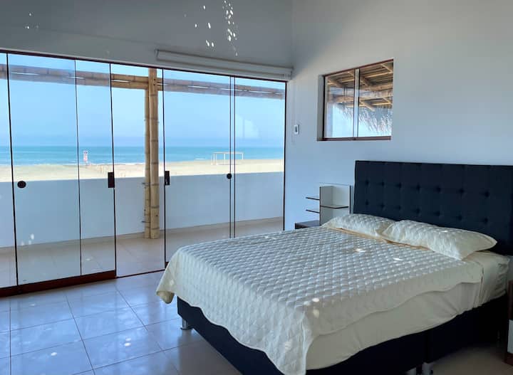 Suite Matrimonial: Cama Queen con cabecera y dos mesas de noche.