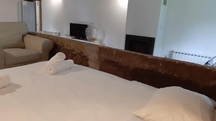 葡萄酒区有小小的双人沙发床