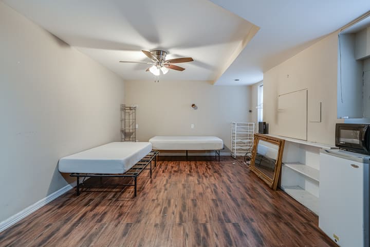 غرفة النوم: الطابق السفلي
هذه هي بداية تحديث كامل للقبو. في الوقت الحالي ، تقع غرفة النوم هذه بعيدًا عن بقية الطابق السفلي ، مما يجعلها واحدة من أجمل الغرف وأكثرها حداثة في البيت. لم ننتهي تمامًا عندما التقطنا هذه الصورة. 