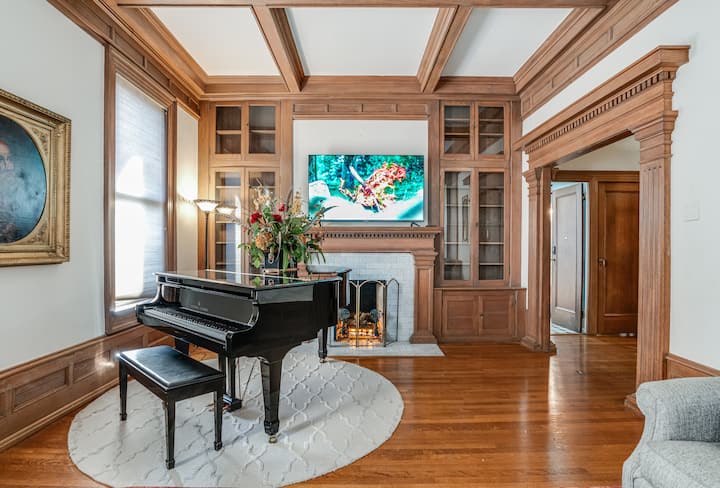 منطقة المعيشة في الطابق السفلي. يوجد بها تلفزيون ذكي وبيانو كبير ومدفأة غاز والكثير من المقاعد. في بعض الأحيان يتميز بالزخارف بناءً على الوقت من السنة ، على سبيل المثال ، شجرة عيد الميلاد خلال عيد الميلاد. 