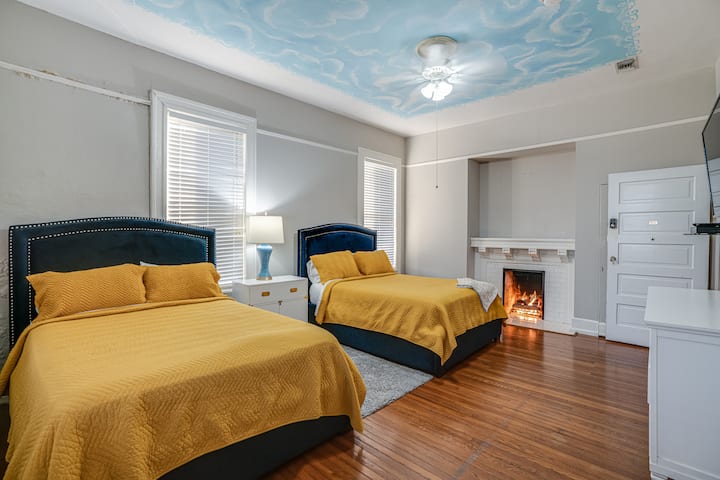 غرفة النوم 4:
غرفة نوم أخرى مريحة! كما ترى ، هذا المكان به مكان للنيران أيضًا!