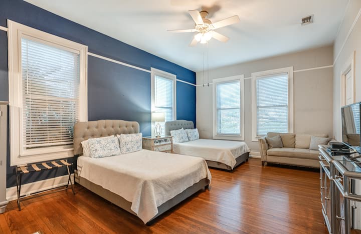 غرفة النوم 1: تتميز هذه الغرفة بسريرين بحجم كبير وأريكة وتلفزيون ذكي ومدفأة غاز في الجناح!