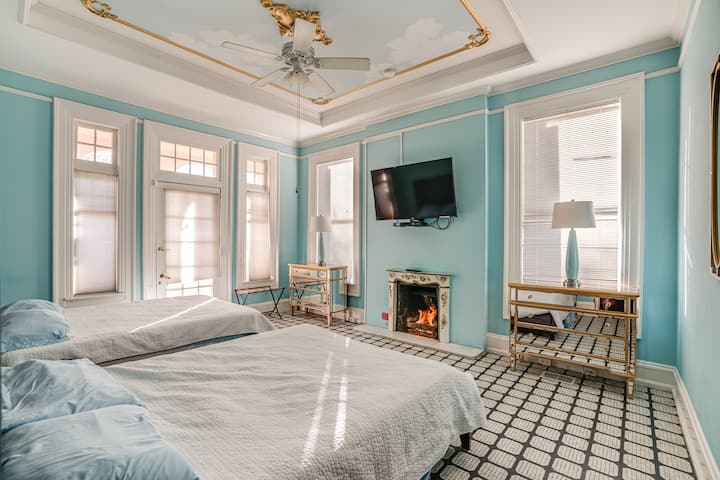 غرفة النوم رقم2: في الطابق السفلي

سريران كبيران وتلفزيونات ومدفأة ، وبطبيعة الحال ، حمام خاص. هذه غرفة مثيرة للاهتمام. لم نؤكد هذا بعد ، لكننا نعتقد أن هذه الغرفة لم يكن من المفترض أن تكون غرفة نوم. هل يجب أن تبقى غرفة نوم ؟ أخبرنا