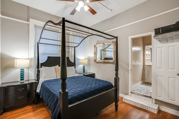 غرفة النوم رقم3:
حتى أصغر غرفة نوم في المنزل ذات حجم جيد وتشمل حمامًا خاصًا. بالإضافة إلى إطار السرير هذا! 