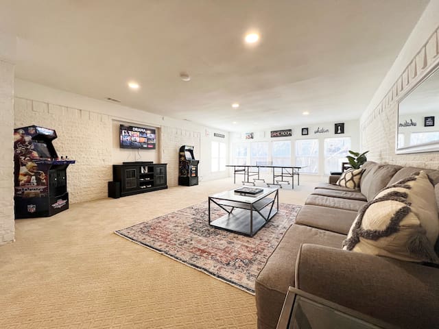 Big&Beautiful 5/4 in Dallas- Hot Tub &Ping Pong gallery image 2