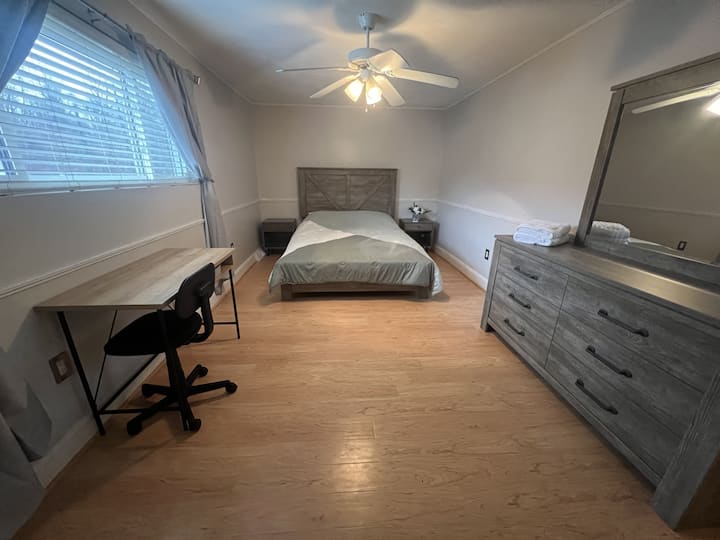 Hay una habitación grande (más grande que el principal) con un vestidor, una cama tamaño queen, un escritorio y un tocador.  También incluye dos mesas de noche con tomas de corriente y enchufes USB para cargar dispositivos junto a la cama.