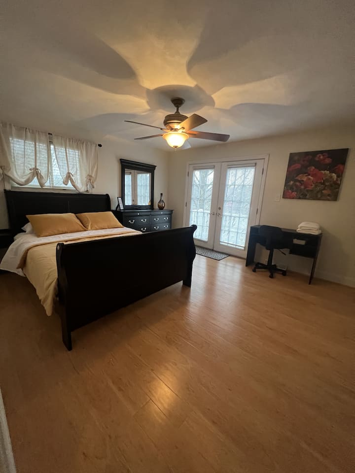 El dormitorio principal tiene un balcón, dos armarios, un escritorio, un vestidor y una mesa de noche con tomas de corriente incrustadas y enchufes USB para cargar tus dispositivos mientras descansas.  Tiene un baño completo con una ducha/bañera dentro de la suite.