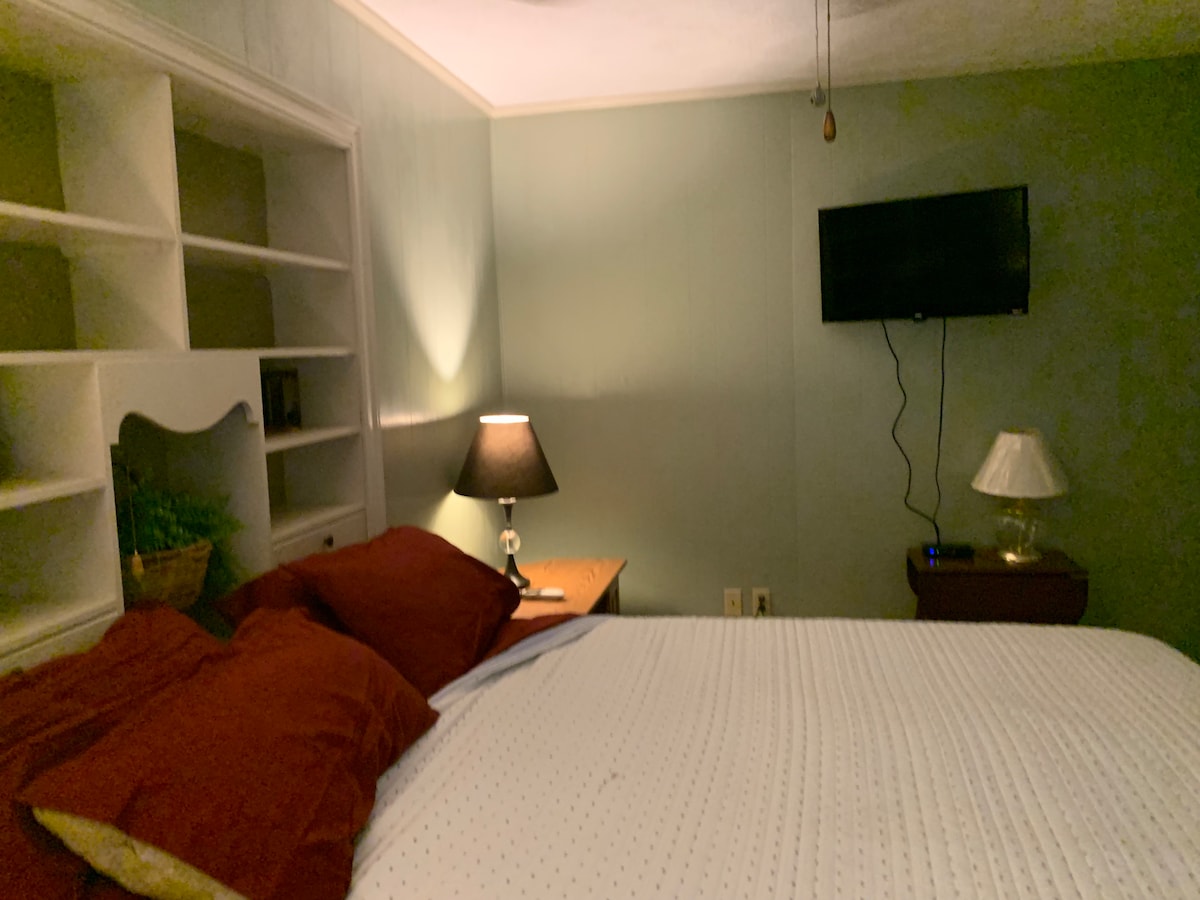 Una cómoda cama tamaño queen te espera después de un largo día de pesca, caza o turismo.   Un medio baño colinda con la habitación.  