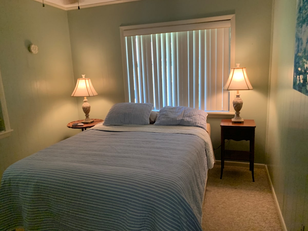 Una cómoda cama tamaño queen espera tu llegada.  También cuenta con un aire acondicionado de ventana en caso de que necesites una dosis adicional de aire fresco.  La calefacción central y el aire acondicionado proporcionarán el nivel de comodidad perfecto en toda la casa.