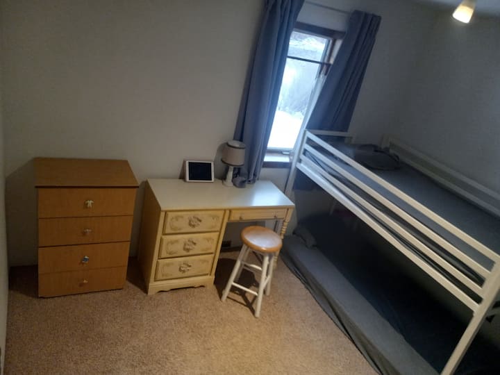 Downstairs bedroom that can sleep 2 kids (or smallish adults:)