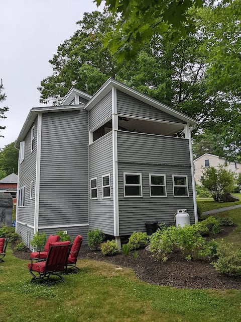 Scandinavian Lakehouse - King Bed - Pet friendly