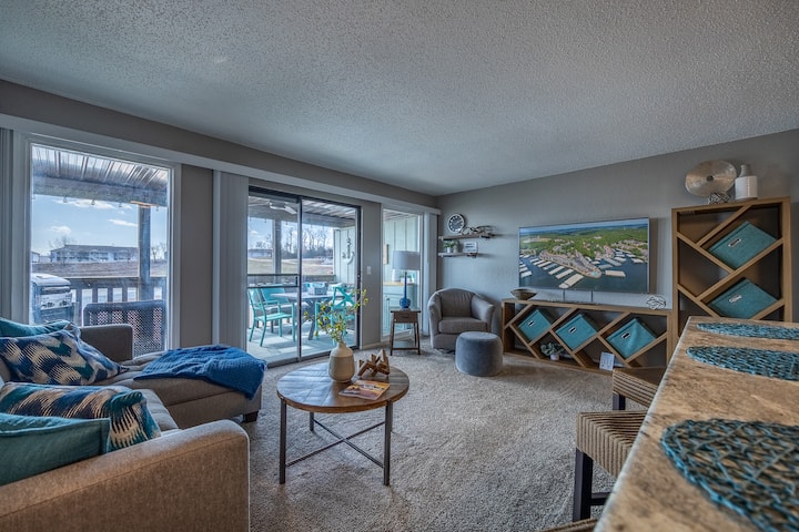 Waterfront Main Channel View! No Stairs! Hot Tub!