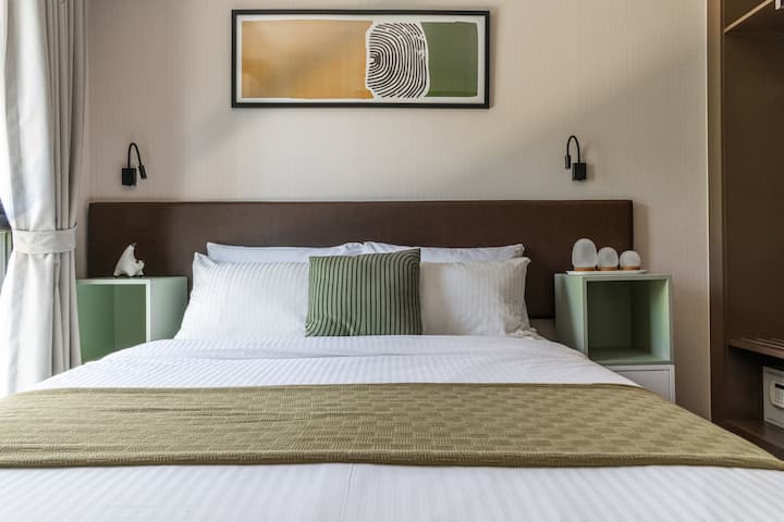 בחדר השינה יש מיטת קווין סייז זוגית מרווחת.